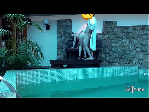 ❤️ Šéf pozve služebnou k bazénu, ale neodolala žhavému ☑ Šukání video u nás ️❤