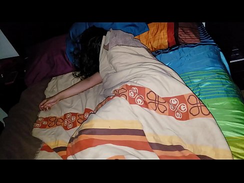 ❤️ Nevlastní syn buzeruje svou mladou nevlastní matku, zatímco ona spí. ☑ Šukání video u nás ️❤